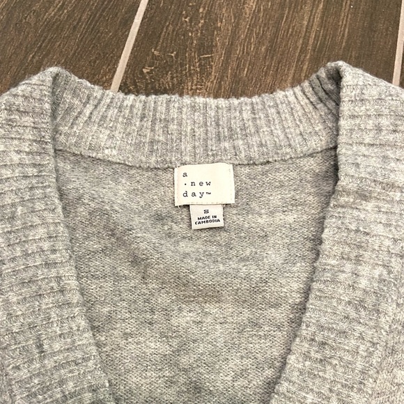 A New Day - Long V-neck Sweater - Picture 3 of 7